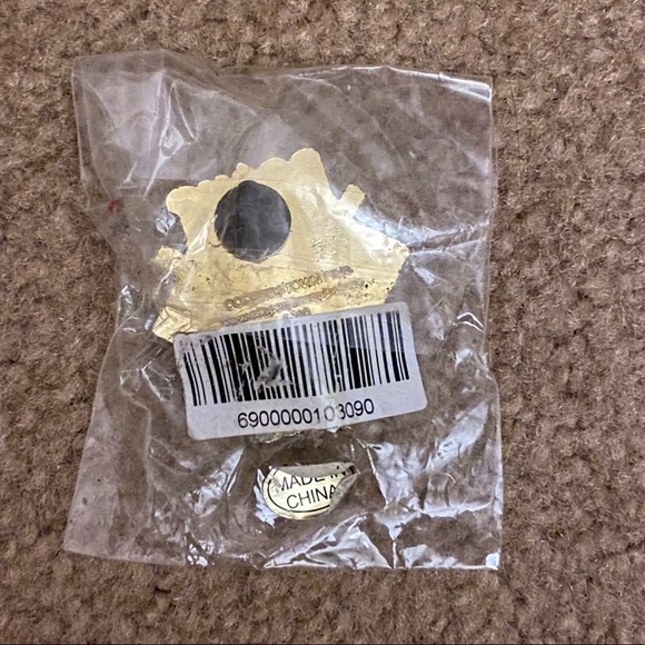 Point Pirates Pin - Picture 4 of 4